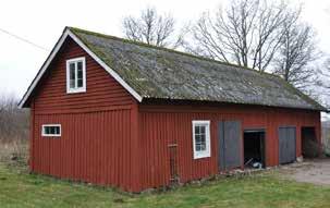 Fungerat som ålderdomshem 1914-1953. Hus uppfört i skiftesverk på hög gråstensgrund. En öppen förstukvist och en veranda vetter mot vägen, sadeltak med tvåkupigt lertegel, skorsten med utkragning.