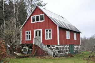 Hädensjö 2:11 (Hedensjö 260) Boningshus i 1 1/2 plan Byggår: Framgår ej. Sannolikt slutet 1800-talet/ omkring sekeskiftet 1900 Träkonstruktion på hög gråstensgrund under plåttäckt sadeltak.