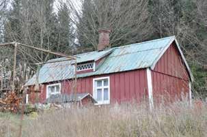 Förändringar: Fönsterbyten partiellt (övervåning, ena gaveln), rivning av skorsten/skorstenar Detaljer: originalfönster på bottenvåningen, två dubbeldörrar med glasning i original. Hög stensockel.
