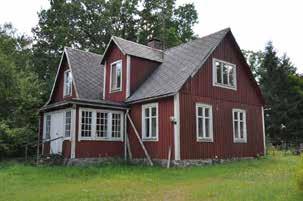 Karlarp 1:79 (Kyrkvägen 9) Karlarp Avstyckat från Karlarp nr 1 1914 Bostadshus i 1 ½ plan Byggår: 1914-16 Träkonstruktion på gråstensgrund. Fasader klädda med rödmålad locklistpanel. Vita knutbrädor.