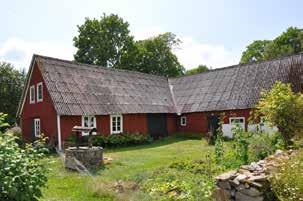 Fönsterbyten har skett vid olika tidpunkter, nya fönstefoder på norra delen. Längan har byggts till med tre mindre tillbyggnader under 1900-talet, större veranda mot gårdsplan 2005.