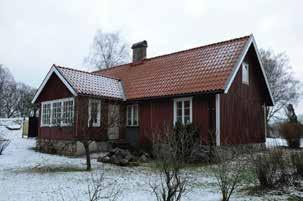 Förändringar: Huset har genomgått förändringar mot slutet av 1900-talet/2000-talet: fasad, ytterdörrar, delar av fasad ersatt med lecablock Uthus/Källare Byggår: framgår ej.
