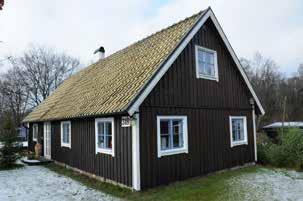 Ekonomibyggnad: Byggår: 1850-1900 Träkonstruktion på hög putsad gråstensgrund med källare. Fasaderna är klädda med röd locklistpanel och sadeltaket är täckt med grå korrugerad eternit.