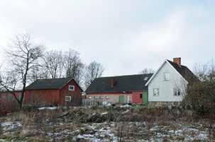 Garage och magasin har sadeltak, täckta med enkupigt tegel. Den stora stallbyggnaden har brutet tak, täckt med grå korrugerad eternit.