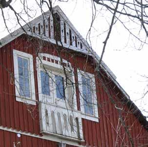 Semesterhem för Lunds Stads Arbetarkvinnor under 1950-talet. Träkonstruktion på gråstensgrund. Sadeltak täckt med enkupigt lertegel. Fasader klädda med rödmålad locklistpanel.