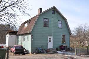 Vitputsat bostadshus uppfört i gråsten och lera med isolering av torv. Sockeln är putsad och målad i mörkt grått/svart. Panelklädda gavelrösten målade i mörkt brunt.