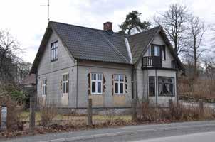 Skäran 7 (Landsvägen 42) Korsaröd Bostadshus i 1 1/2 plan. Byggår: 1915. Träkonstruktion på sockel av stora gråstensblock. Väggarna är klädda med liggande ljusgul träpanel.
