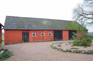 Fasaderna har delvis synliga båleväggar, delvis stående locklistpanel. Sadeltaket täckt med korrugerad eternit. Delar av huset används till gårdsbutik.