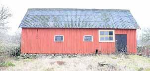 Glasad ytterdörr har satts in som komplement till enkel bräddörr (glasdörren döljs bakom bräddörren) i samband med inredning av gårdsbutik. Lada.