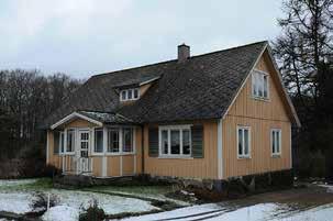 Foton: april 2013 Snickarmästaren 8 (Björkliden 2) Gunnarp Bostadshus i 1 1/2 plan. Byggår: 1912 Träkonstruktion på huggen naturstensgrund.