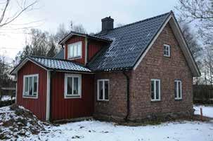 Tvåluftsfönster av varierande ålder och utförande. Bevarandevärda detaljer: hög stensockel. Orenoverad gavel visar spår av dekorativt utformad stående locklistpanel i gavelröstet.