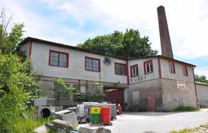 Detaljer: två oxögon samt en takkupa vetter mot Landsvägen. Huset har två entréer med öppen förstukvist. Förändringar: Carport byggd 1954.