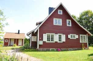 Bevarandevärda detaljer: assymmetriskt placerade originalfönster av olika format. Bottenvåningens fönster är försedda med vita fönsterluckor.