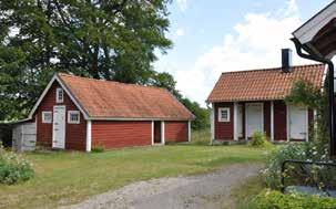 Uthus Byggår: 1917 Träkonstruktion på gråstensgrund. Fasader klädda med rödmålad liggande träpanel. Sadeltak med lertegel. Delar av fasaden är indragen. Småspröjsade fönster med breda foder.