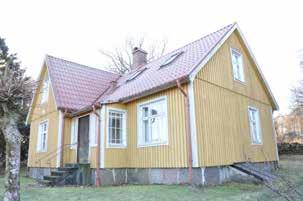 Tjörnarp 3:19 (Kyrkbyn 307) Kyrkbyn Solhäll Bostadshus i 1 1/2 plan Byggår: ca 1920 Träkonstruktion på huggen naturstensgrund. Fasader klädda med gulmålad locklistpanel.