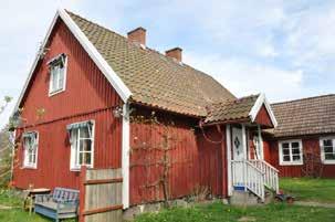 1920-tal? Träkonstruktion på sannolikt gjuten grund under lertegeltäckt mansardtak. Fasader klädda med rödmålad locklistpanel. Veranda med balkong. Mindre takkupor.