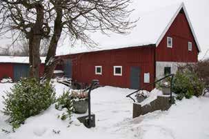 Bostadshus i 1 1/2 plan med källare i sten Byggår: 1937-38 Träkonstruktion på gjuten grund. Fasder klädda med grönmålad stående träpanel. Förändringar: fasad och tak 2000.