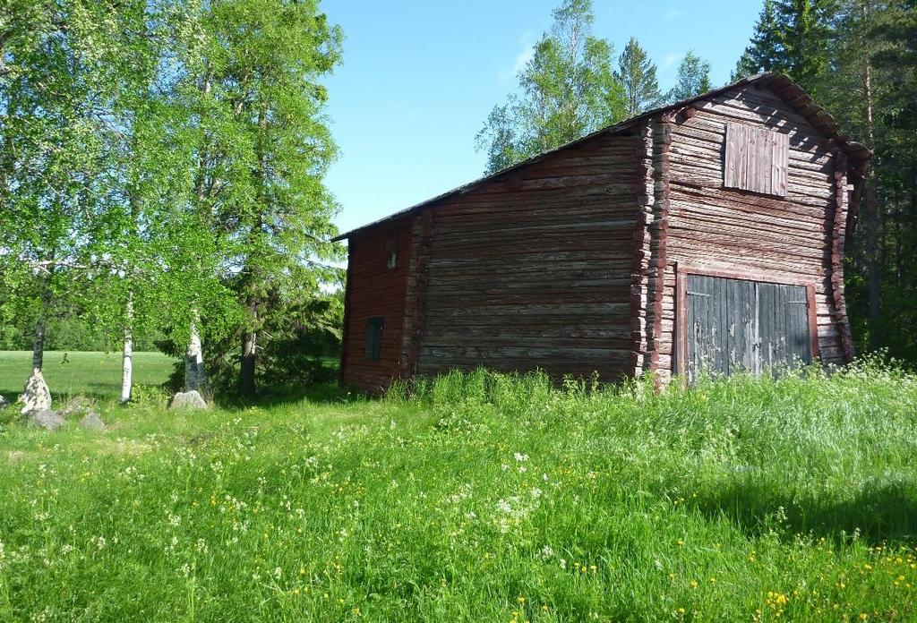 spridda i odlingslandskapet. Figur 4.5-9 visar en bevarad timmerbyggnad i odlingslandskapet. Figur 4.5-9. Rundloge i odlingslandskapet. Foto: Tyréns AB.