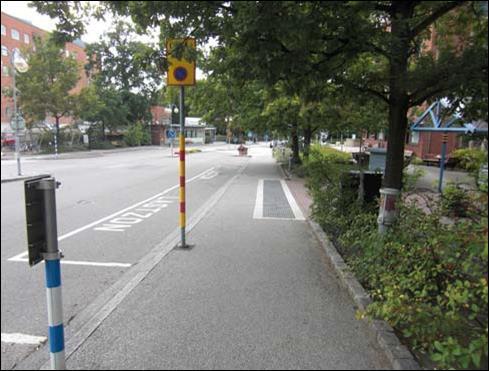 Kantstenen mellan asfalt och gräs hade behövt vara ljusare för att ge tillräcklig ljushetskontrast även i vått tillstånd.
