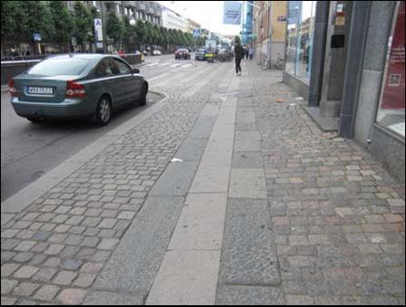 Bild 16 Granithällar i gammal miljö I en gammal miljö, där man vill bevara karaktären, har vissa kommuner på en del platser lagt en rad granithäll som ersättning för smågatsten mellan de tidigare två