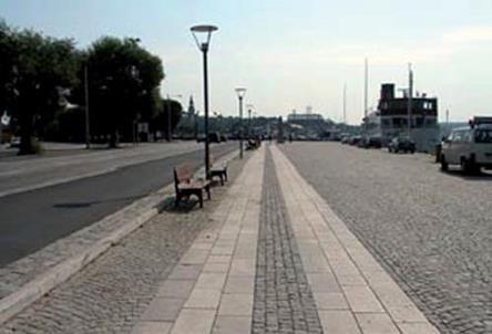 Det krävs dock noggrann läggning för att de raka kanterna inte ska sticka upp och bli snubbelkanter. Denna lösning är dock en stor kompromiss för att kunna bevara ett uttryck i befintlig miljö.