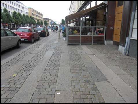 Bild 18 Möblering på ledytor och släta gångytor utgör hinder Kontinuiteten mellan två målpunkter är viktig för att en miljö ska vara användbar för personer med funktionsnedsättningar.