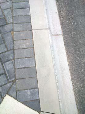 Det innebär att samma kantsten ligger i olika nivåer, både på trottoaren och på körbanan, utan någon kontrastmarkering i ljushet som visar var nivåskillnaden är.
