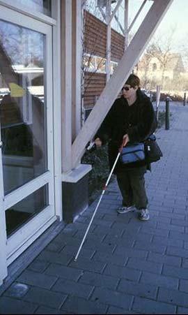 Kongens Lyngby, Danmark Bild 24 Hinder lägre än 2,20 m över marken är en fara Båda personerna på bilden har nedsatt syn, och mannen har dessutom