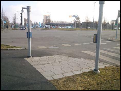 Bild 34 Det behövs flera tryckknappsdetektorer i signalanläggningen Tryckknappsdetektorerna ska placeras så att tryckknapparna är nåbara både för den som använder den del av övergångsstället som har