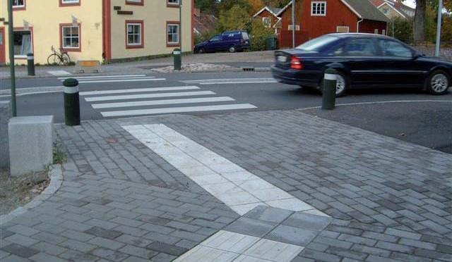 respektive cykelbana och gångbana. Man ska kunna upptäcka denna ledning när man förflyttar sig längs gångbanan.
