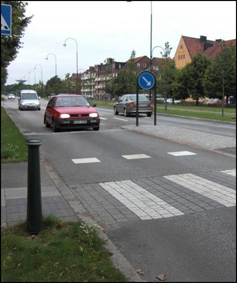 Bild 39 Övergångställe med upphöjd gångyta Om ett upphöjt övergångställe utformas utan trottoarkant ska det i gångriktningen på gångytan, alldeles intill körbanekanten, finnas en minst 1 meter djup