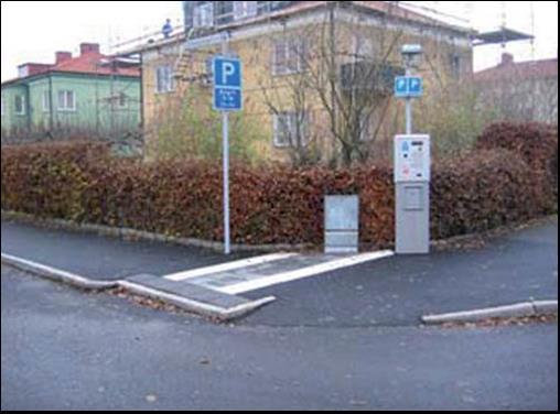 Bild 41 Utjämning av nivåskillnad och kant vid ordnad gångpassage utan övergångsställe Vid gångbanekanten finns varningsplattor och kant vinkelrätt mot gångriktningen för personer med synnedsättning.