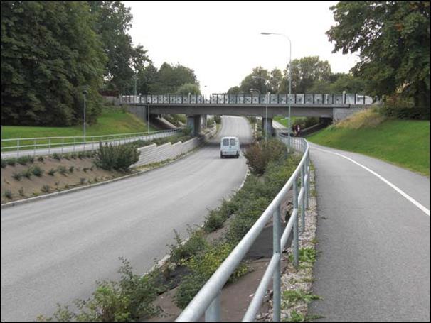 8.1. Fördjupning Det ska finnas ledstänger på båda sidor om rampen på höjden 90 cm över gångytan. De ska löpa oavbrutet, och ska gå förbi rampens början och slut med minst 30 cm.