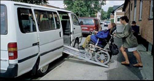 Bild 54 Att ta sig in i bilen med ramp och hjälp av en annan person Här behövs plats för att manövrera rullstolen utanför rampen, och tillräcklig plats