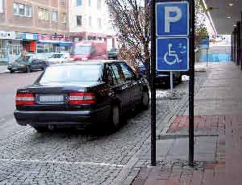 Malmö Bild 57 Utjämning vid parkeringsplats för rörelsehindrade med särskilt tillstånd, där smågatsten är ett hinder För att enkelt komma upp på trottoaren finns en ut- jämning vid bakre delen av