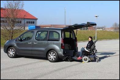 Foto: Bilanpassning i Staffanstorp Bild 59 Lång parkeringsplats, parkeringsficka och högt sittande skyltning Personer, som använder elrullstol, har ofta dessa med sig så långt att rullstolens