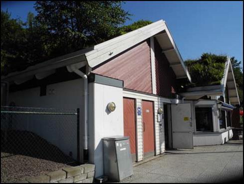 Kungsrasten, Hallandsåsen Bild 73 Toalettbyggnad Alla toaletter ska ha ljushetskontrast 0,40 enligt NCS mellan dörr och vägg, på all inredning mot bakgrund samt mellan golv och vägg.
