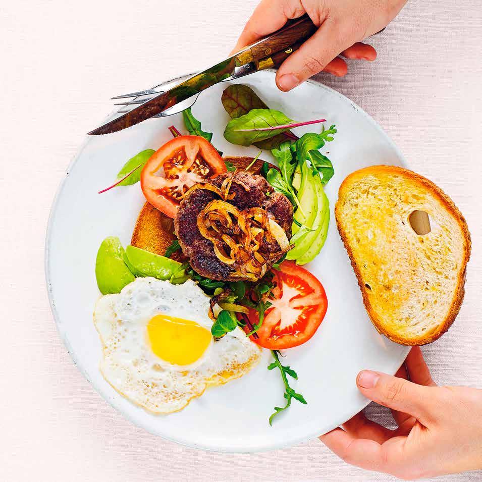 FREDAGSKOCKENS BURGARE med karameliserad lök, stekt ägg och avokado 4 port.