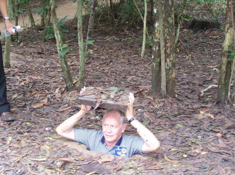 Boende i Ho Chi Minh Dag 8 - HO CHI MINH TILL HOI AN Nordväst om staden finns ett 25 mil underjordiskt tunnelsystem, Cu Chi tunnlarna, som användes av befrielserörelsen Viet Minh som bekämpade