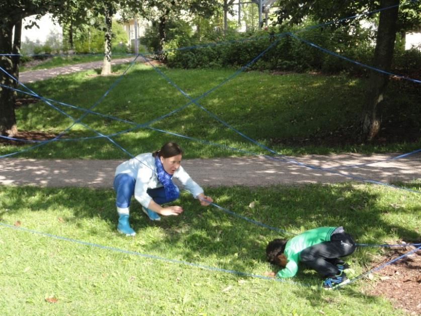 Detta är speciellt viktigt därför att adoptivföräldrarna skapar för sin del barnets sociala fotspår.