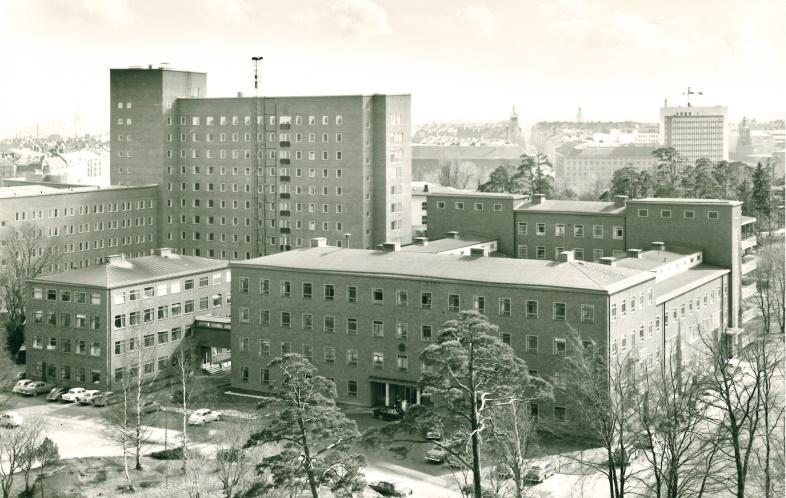 Radiumhemmet till höger och forskningsbyggnaderna med Elis Berven som ansvarig för den (tumörpatologen) med luftbro