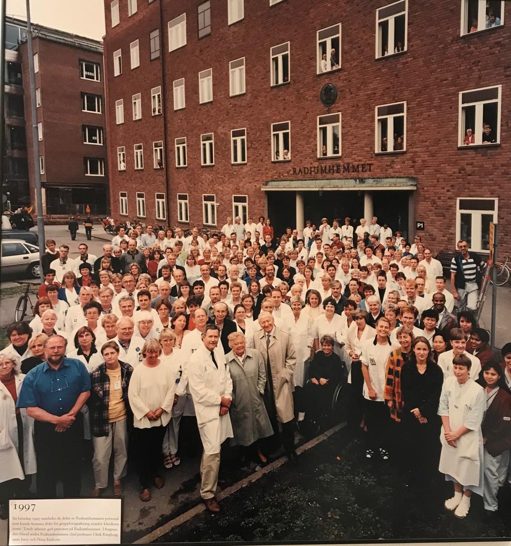 En höstdag 1997 samlades de delar av Radiumhemmets personal som kunde komma ifrån för gruppfotografering utanför klinikens entré. Totalt arbetar 408 personer på Radiumhemmet.