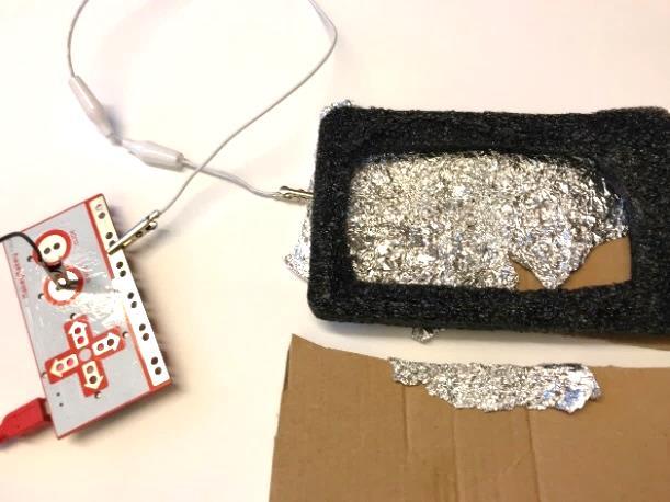 MaKey MaKey Dörrklocka Någon ringer på 1. MaKey MaKey kan bli en del av en programmeringskedja. Ett sätt att göra detta på är att programmera i webbgänssnittet Scratch.