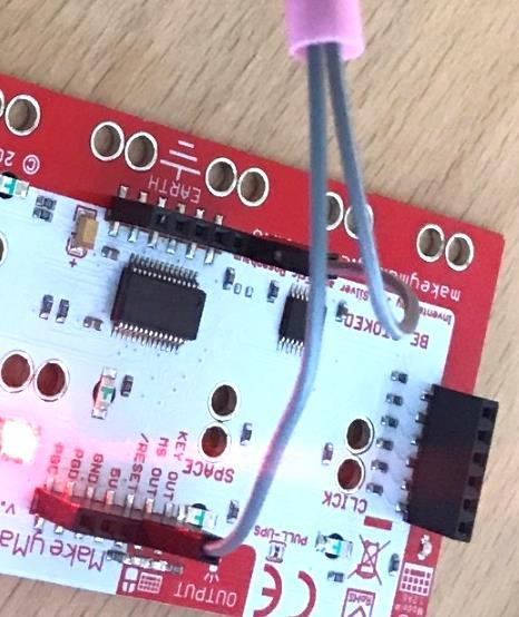 att du kan hålla isär vilken som ska anslutas till (+) och vilken som ska anslutas till jord (-). Koppla sedan en LED-diod till kablarna.