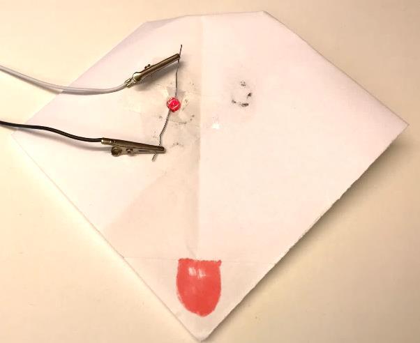 Färglägg ditt verk och ta fram en eller flera LED-dioder. Tänk på att använda de som är gjorda för 5 Volt 2. Sätt fast en eller flera dioder som ögon på det du skapat. 3.