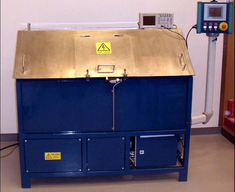 Figur 1. Elektroporationsanläggning i miljötekniklaboratoriet vid Luleå Tekniska Universitet. Foto: Jurate Kumpiene. Figur 2. Behållaren för elektroporationsbehandling.