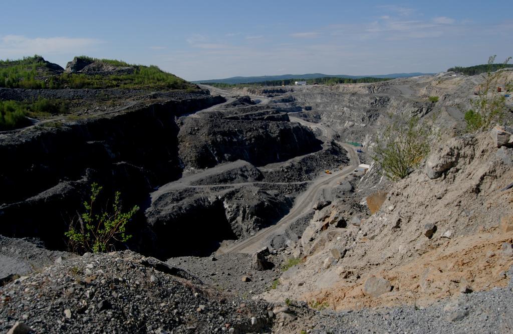 Riksintresse enl. 3 kap. 7 andra stycket miljöbalken Kort om SGU Vilka ämnen och material berörs? SGU:s geologiska information Hur arbetar SGU med riksintressen?