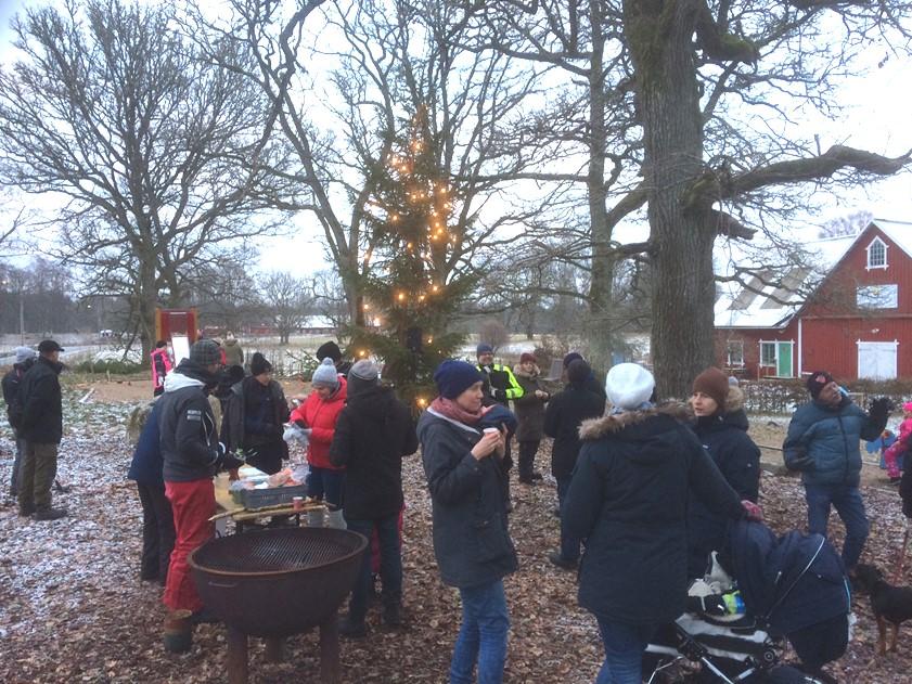 SOCKENBLADET Julgransdansen vid Frunas hage blev en eftermiddag med lite snökänsla.