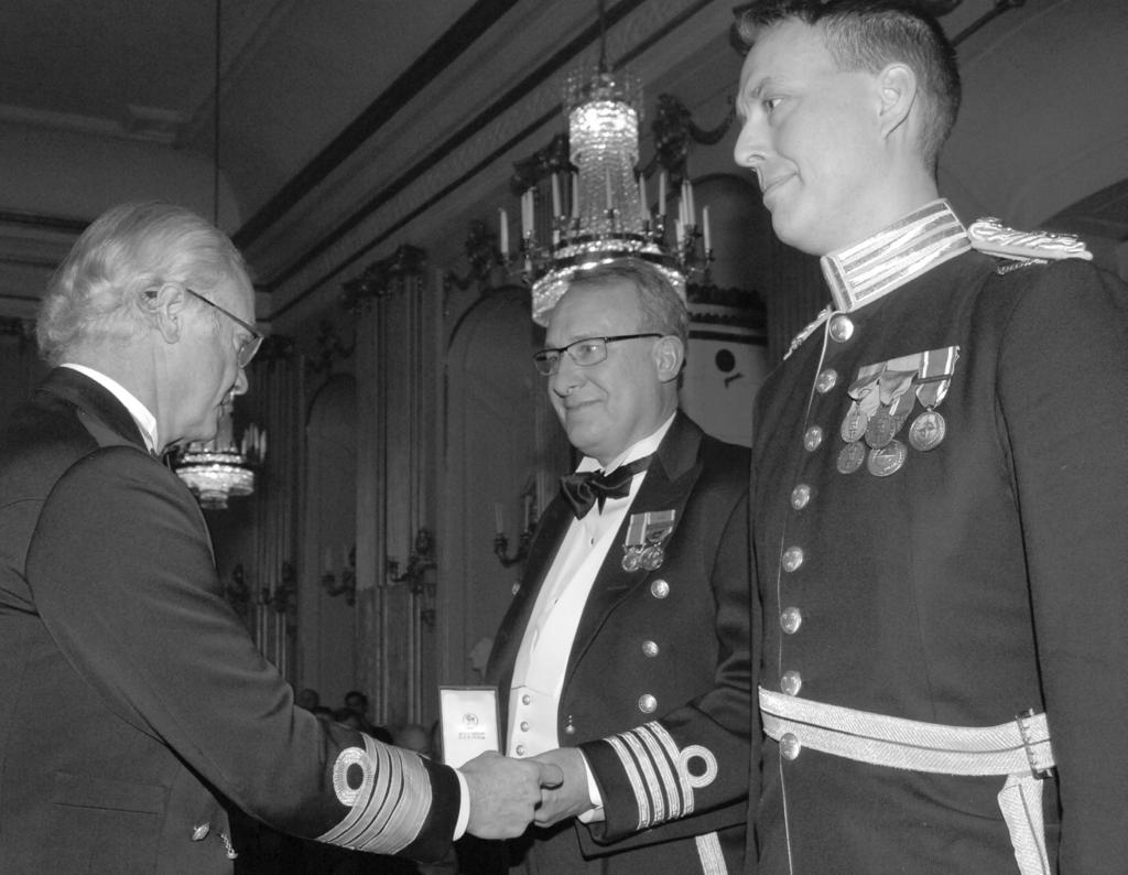 T h Löjtnant Mats Lundkvist erhåller sin belöning från
