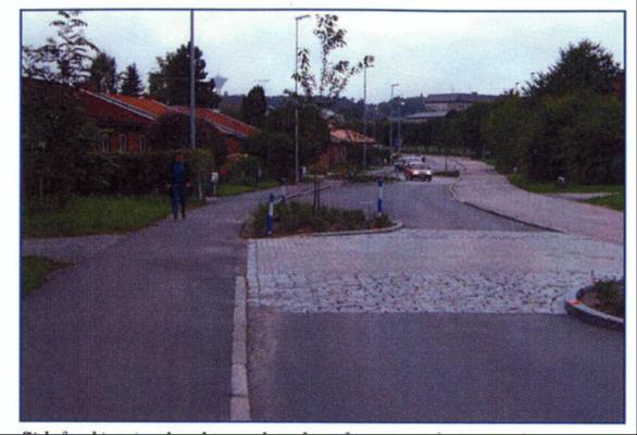 Dessutom passerar sträckan småbåtshamnen där gästhamnen dessutom är belägen.